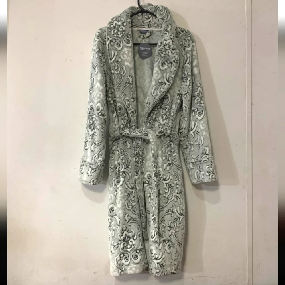 NWT Berkshire Blanket Co. Sz S Grey & Ivory Paisley Filigree Robe - Picture 1 of 7
